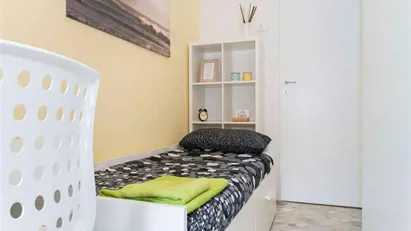 Room for rent in Milano Zona 6 - Barona, Lorenteggio, Milan