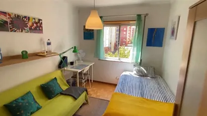 Room for rent in Almada, Setúbal (Distrito)