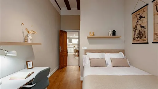 Rooms in Barcelona Ciutat Vella - photo 2