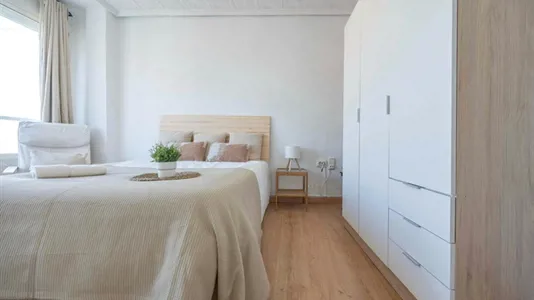 Rooms in el Camí de Vera - photo 2