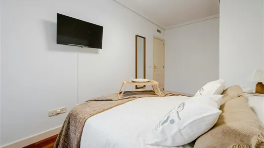 Rooms in El Encinar de los Reyes - photo 5