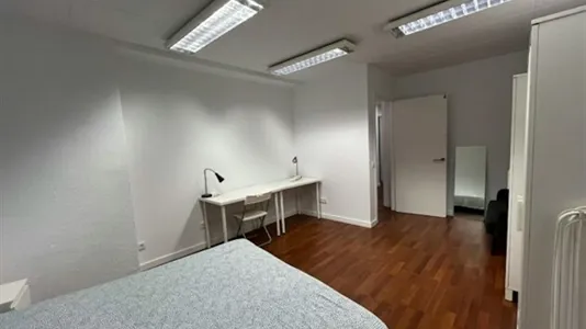Rooms in Barcelona Eixample - photo 8