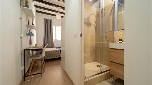 Rooms in Barcelona Ciutat Vella - photo 2