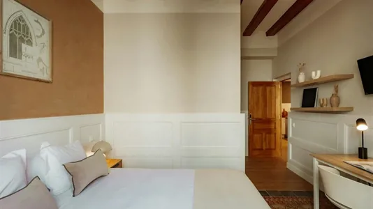 Rooms in Barcelona Ciutat Vella - photo 2