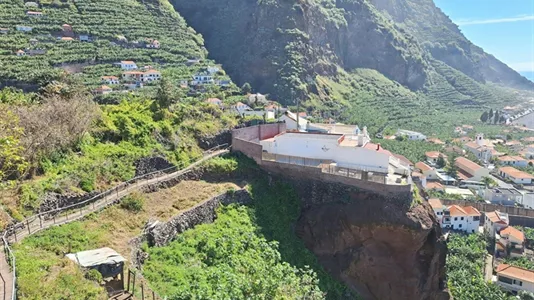 Houses in Calheta - photo 2