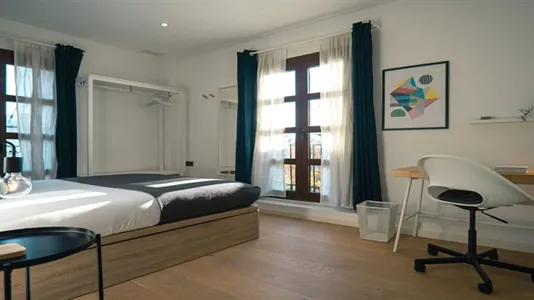 Rooms in Barcelona Ciutat Vella - photo 2