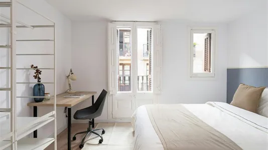 Rooms in Barcelona Ciutat Vella - photo 2