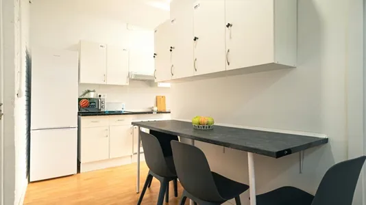 Rooms in Barcelona Ciutat Vella - photo 8