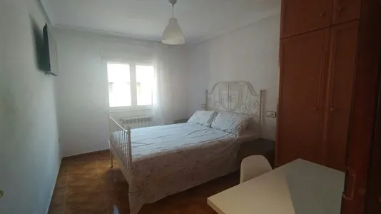 Rooms in Oviedo - photo 2