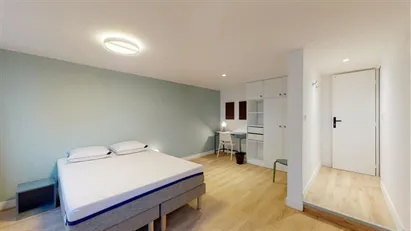 Room for rent in L'Haÿ-les-Roses, Île-de-France