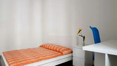 Room for rent in Milano Zona 6 - Barona, Lorenteggio, Milan