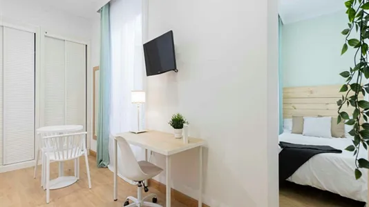 Rooms in Madrid Centro - photo 1