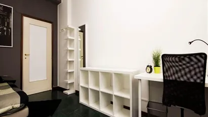 Room for rent in Milano Zona 6 - Barona, Lorenteggio, Milan