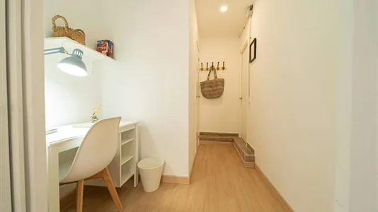 Rooms in Barcelona Ciutat Vella - photo 5