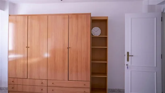 Rooms in el Camí de Vera - photo 4