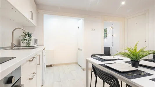 Rooms in Barcelona Ciutat Vella - photo 8