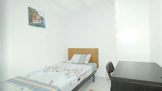 Rooms in Barcelona Ciutat Vella - photo 10