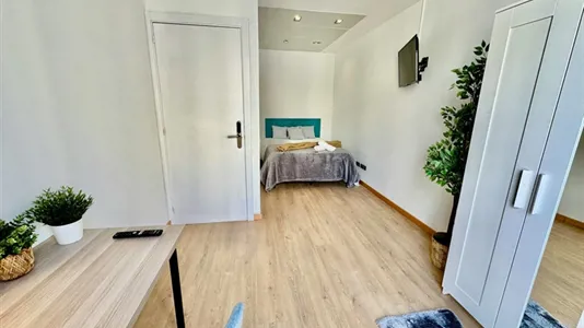 Rooms in Barcelona Eixample - photo 1