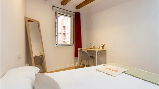 Rooms in Barcelona Sants-Montjuïc - photo 2
