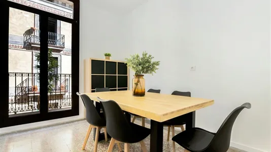Rooms in Barcelona Ciutat Vella - photo 9