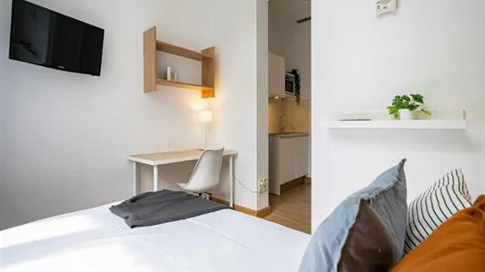 Rooms in Madrid Centro - photo 9