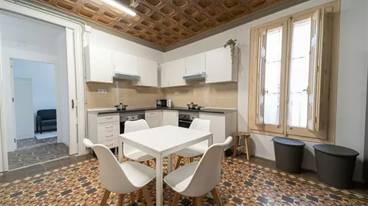 Rooms in Barcelona Ciutat Vella - photo 9