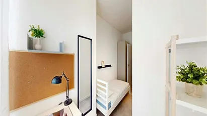Room for rent in Milano Zona 8 - Fiera, Gallaratese, Quarto Oggiaro, Milan