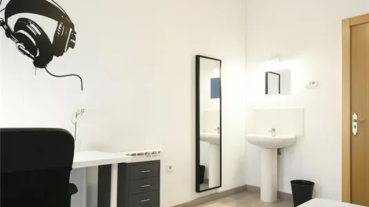 Rooms in Barcelona Ciutat Vella - photo 5