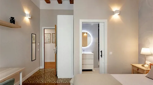 Rooms in Barcelona Ciutat Vella - photo 3