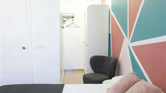 Rooms in Barcelona Ciutat Vella - photo 10