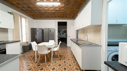 Rooms in Barcelona Ciutat Vella - photo 9