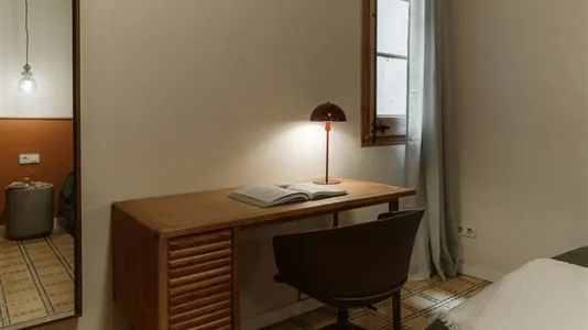 Rooms in Barcelona Ciutat Vella - photo 4