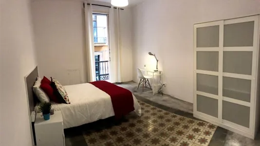 Rooms in Barcelona Ciutat Vella - photo 9