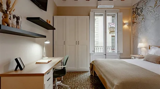Rooms in Barcelona Ciutat Vella - photo 2