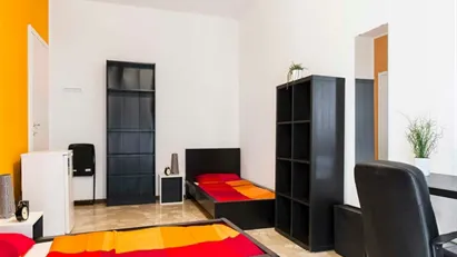 Room for rent in Milano Zona 6 - Barona, Lorenteggio, Milan