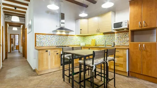 Rooms in Barcelona Ciutat Vella - photo 9