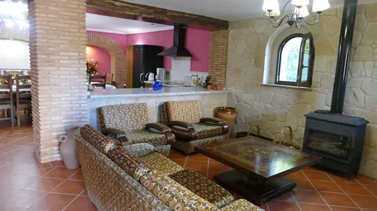 Rooms in Castellanos de Villiquera - photo 2