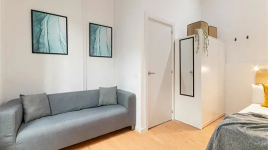 Rooms in Barcelona Ciutat Vella - photo 2