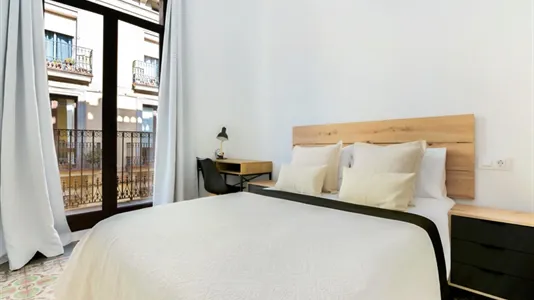 Rooms in Barcelona Ciutat Vella - photo 5