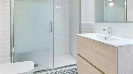 Rooms in Barcelona Ciutat Vella - photo 9