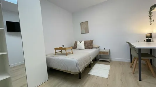 Rooms in El Prat de Llobregat - photo 4