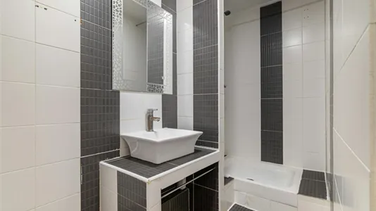 Rooms in Barcelona Ciutat Vella - photo 8