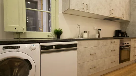 Rooms in Barcelona Ciutat Vella - photo 10
