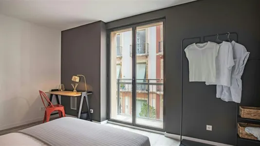 Rooms in Barcelona Ciutat Vella - photo 2