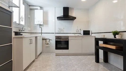 Rooms in Barcelona Ciutat Vella - photo 8