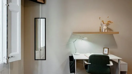 Rooms in Barcelona Ciutat Vella - photo 3