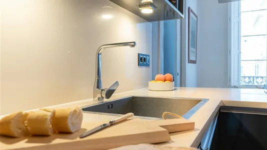 Rooms in Barcelona Ciutat Vella - photo 9