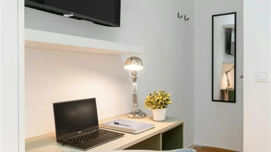 Rooms in Barcelona Ciutat Vella - photo 3