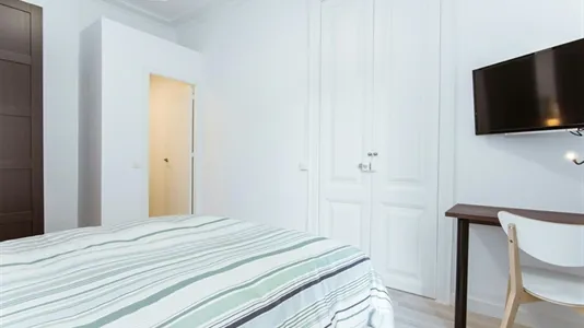 Rooms in Barcelona Ciutat Vella - photo 8