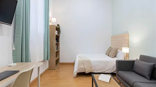 Rooms in Madrid Centro - photo 9